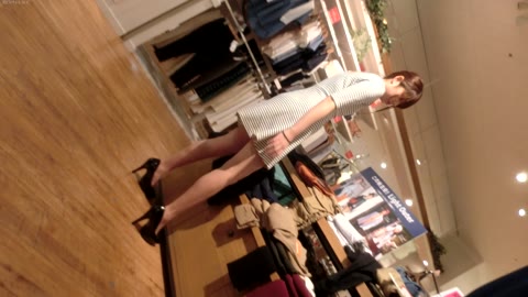         ワレスジくっきり白P店員可愛いお顔にもち肌乳房、赤裸裸な下着姿が丸見え！前も後ろもたっぷり堪能パンチラ盗撮
    