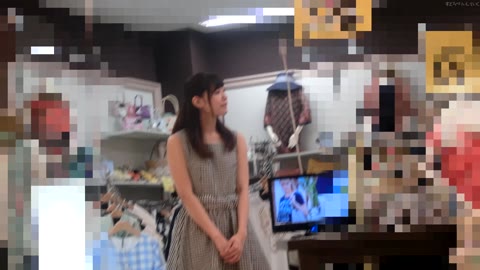         アイドル級店員のお顔もPも乳首も丸見え！超接写お尻に開脚M字でスジがくっきりなアソコもバッチリ！パンチラ盗撮
    