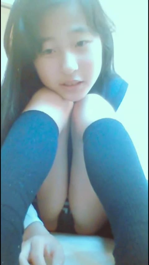         Cちゃん家族いても平気で配信
    