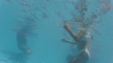         S プールの中で男の人がいる前で脱ぐ
    