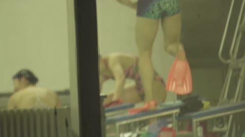         【4K】競泳水泳部の飛び込みとハイレグ練習水着のプールサイド
    