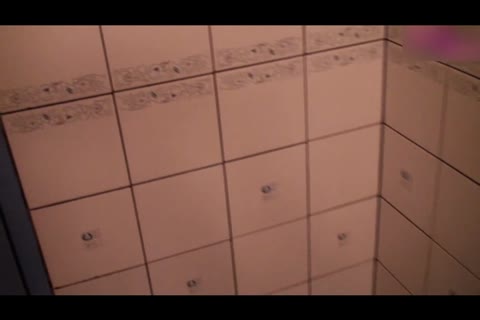         経験人数が少ない美人とメイド服のコスプレで・・・。
    