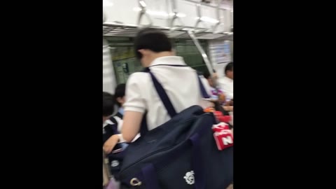         【オリジナル撮影】人気制服JK下から接写編PART3【動画】
    