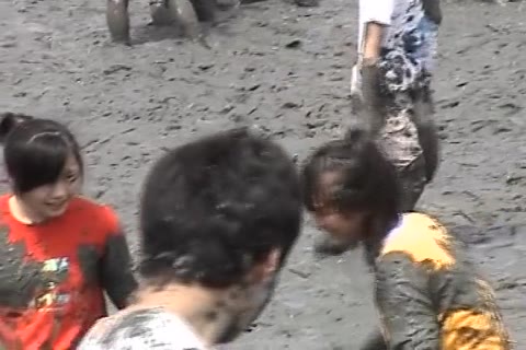         高画質　濡れたTシャツから、透ける下着
    