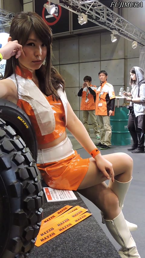         子供と写真を撮るコンパニオン2016モーターサイクルショー【動画】イベント編 2213
    