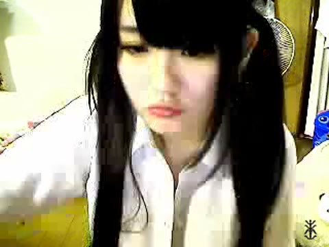         ライブ配信でおっぱい晒す美女1
    