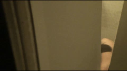         みんか徘徊。わずかに開いた窓の隙間から無防備な美女の裸体覗き
    