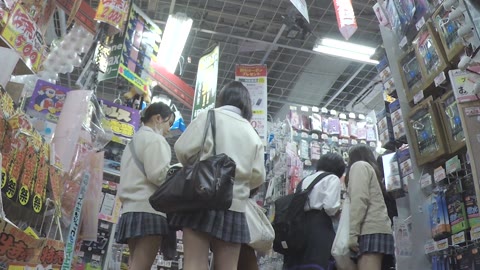         パンチラ2人組JKカラコン選びながらお尻を突き出し逆さ撮り20
    