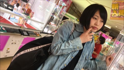         ●萌え系オタクのかわい子ちゃんのパンツ盗撮！！ゲーム中に水色pを下からたっぷり覗けます。
    