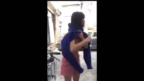         Kが慌ててとめる!こんなところで全裸に！
    