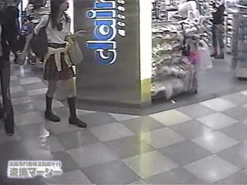         熱心に参考書を立ち読み中なＪＫ３のスカートの中身
    