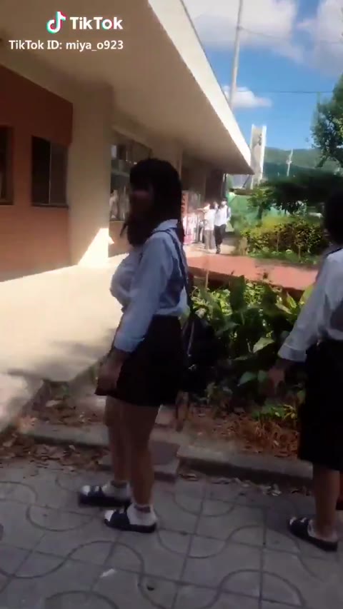         Ｋちゃん踊って爆乳を揺らす
    