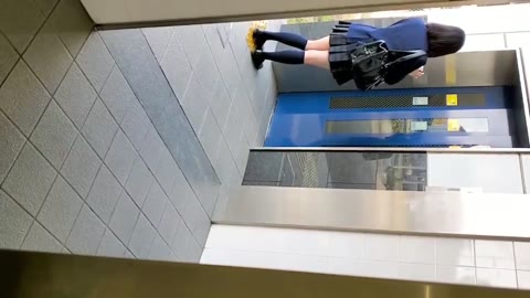         【逆さ】エレベーター内撮り
    