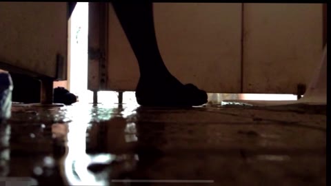         【お漏らし寸前】フライングおしっこ
    