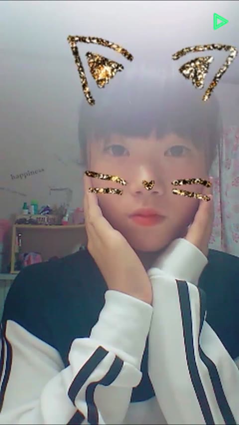         勉強しながら小ぶりの胸ちら・・
    