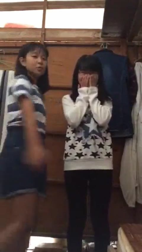         モジモジして脱ぐ2人組
    