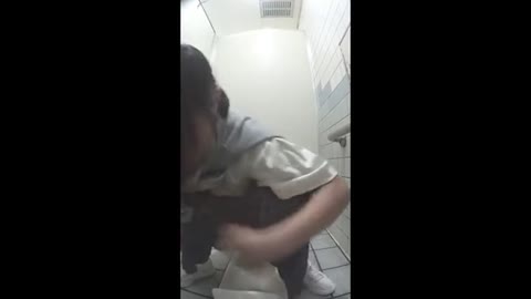         【子役レベル！】恥ずかしお年頃を盗撮・・
    