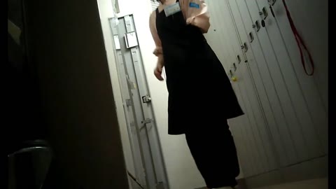         着替えながらおしっこ我慢するお姉さん
    