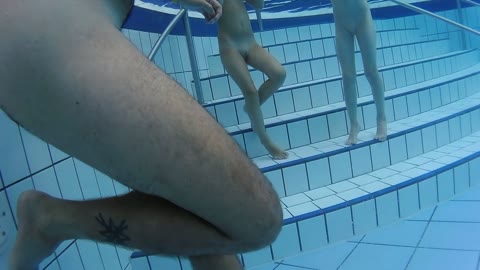         水の中でイタズラしあう姉妹
    