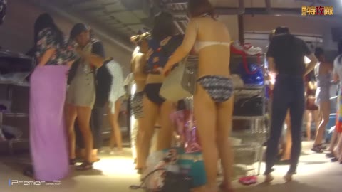         身長170以上な二人美女を床から見上げる風景は格別【幻 プール編 No.006】
    