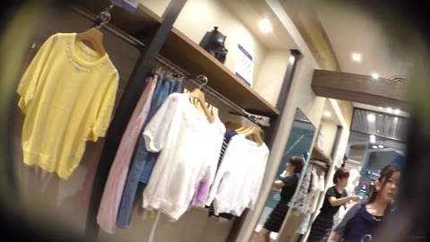         ショップ店員#2 ほんわか系お姉さんのひらひらスカート内！
    