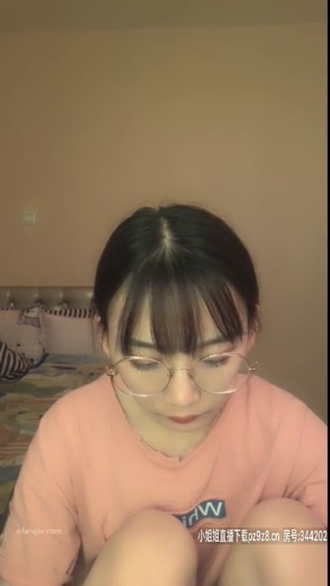         可愛い眼鏡っこの極太バイブオナニー
    