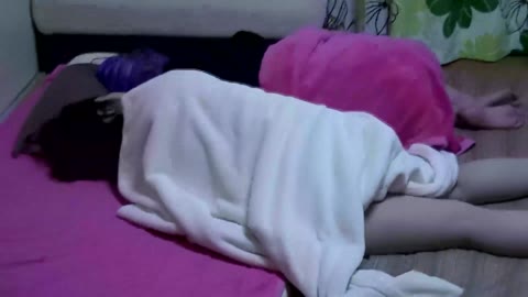         完全に昏睡状態の娘2人のおま○こをご拝見
    