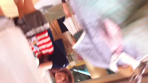         可愛いショップ店員・胸チラ＆パンチラ盗撮
    