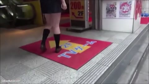         ゲーセンでお股見せつけJK
    