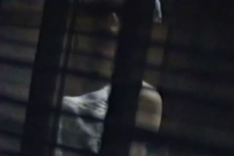         みんか潜入。窓の隙間から・・・。近所に住む娘たちを。
    