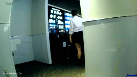         【盗撮悪戯ネットカフェ】悪戯ネットカフェ Vol10前編 そーっとＰを下してみれば、ぱっパイパンかーい！
    