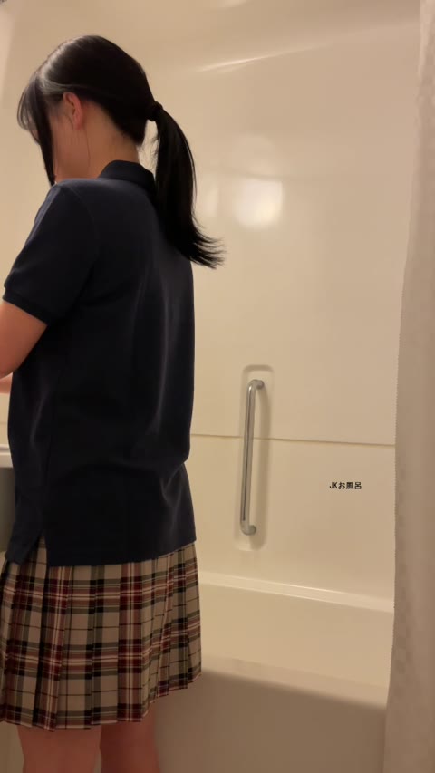         "Middle Aya" Reiwa first year school trip: Even though I have friends in the same room, I take a bath with a toy
    