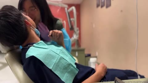         メガネをかけた美少女
    