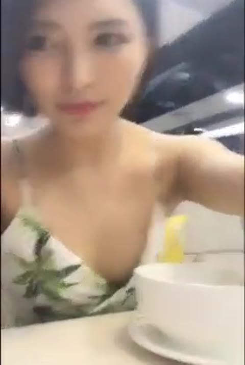         乳首見えちゃった！ライブ中にインスタ映えしそうな場所で乳首ポロリ
    