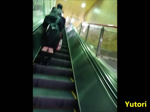         夢の国で丸見え☆開放的な華のJ系カラフルパンティ
    