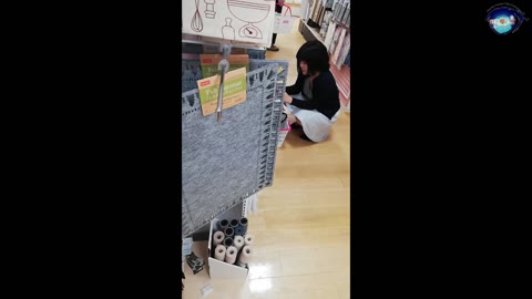         暇つぶしに追跡④, イタズラ撮り, ノリノリなS級美女おっぱい揉んじゃおう
    