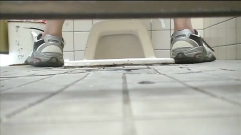         体育館トイレ潜入撮り　後ろアングル
    