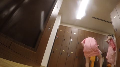         【実録、更衣室○撮　vol.15】～巨乳&amp;amp;色白むすめ二人組と親子編～
    