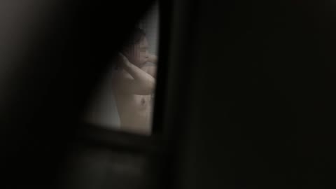         可愛いママが大股開き！ハミ出る長めのビラと、モリマンの稜線に沿って流れる陰毛。
    