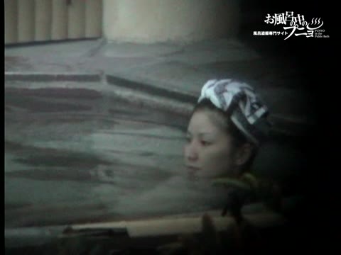         露天風呂で開放的な乙女達07
    