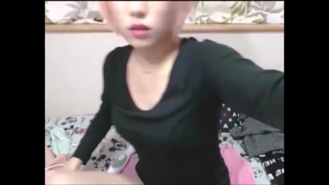         ちっぱいな可愛い子がお○んこ丸出しM字エロ配信！
    