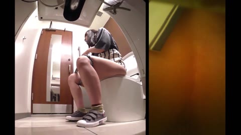         某ファッションンビルの女厠に潜入☆隠しカメラで秘密空間覗き見! P2
    