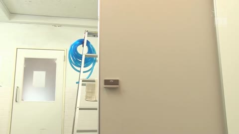         女子トイレ襲撃レ×プ 制服少女のフレッシュ小便が欲しくて欲しくて我慢できない… 岬あずさ
    