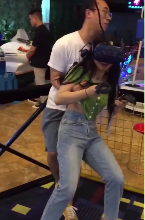         VR付けた女性客におさわり
    