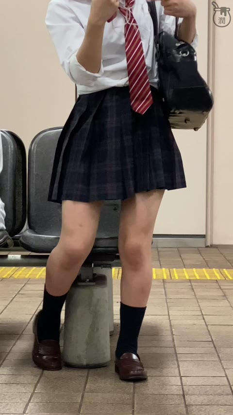         スマホゲームに夢中♪花柄の私服C☆超ミニ.赤チェの制服JK☆ミニワンピの可愛いJX対面撮り！etc６作品
    