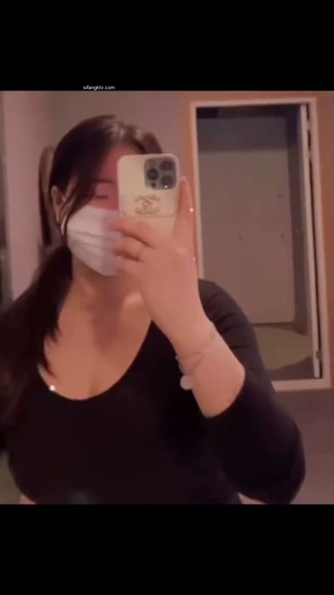         Gカップ乳美少女
    