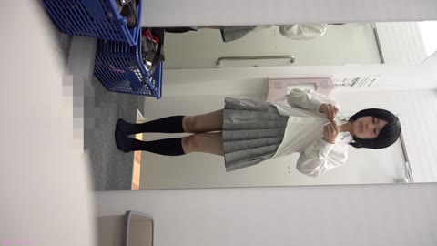         ショッピングモールで生着替え☆スク水に着替えるｃっぽい女子
    