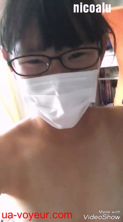         【S○OW】「これで我慢して…」と言いながら股を全開にして手でマ○コを隠す娘
    