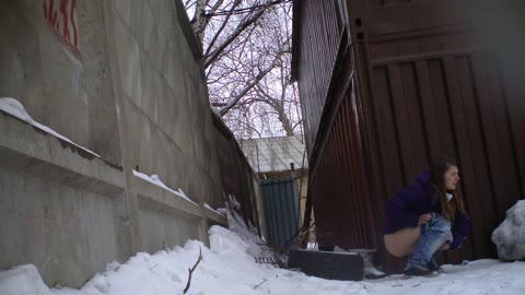         【30分!!】雪景色ロシア。。。道外れ小屋の端っこが野ションスポットに＃＃
    