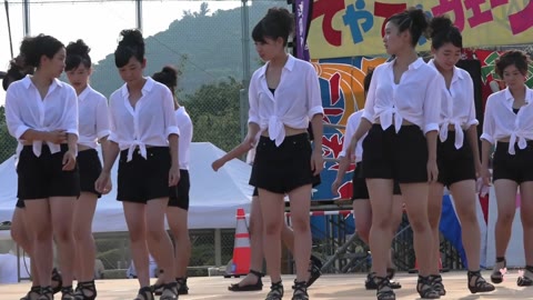         カワイイJ☆がえっちな格好でダンス♡
    